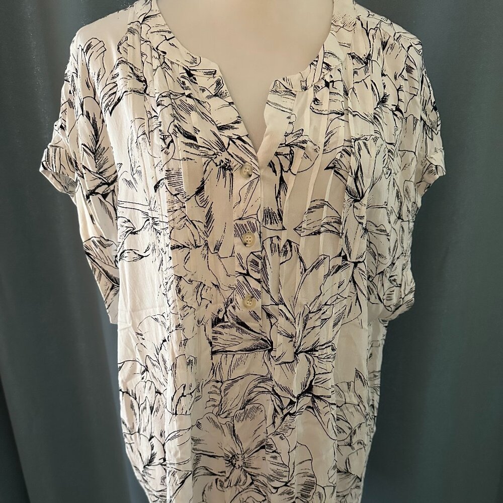 Rose + Olive 1X Ivory Black Floral Rayon High Low Blouse